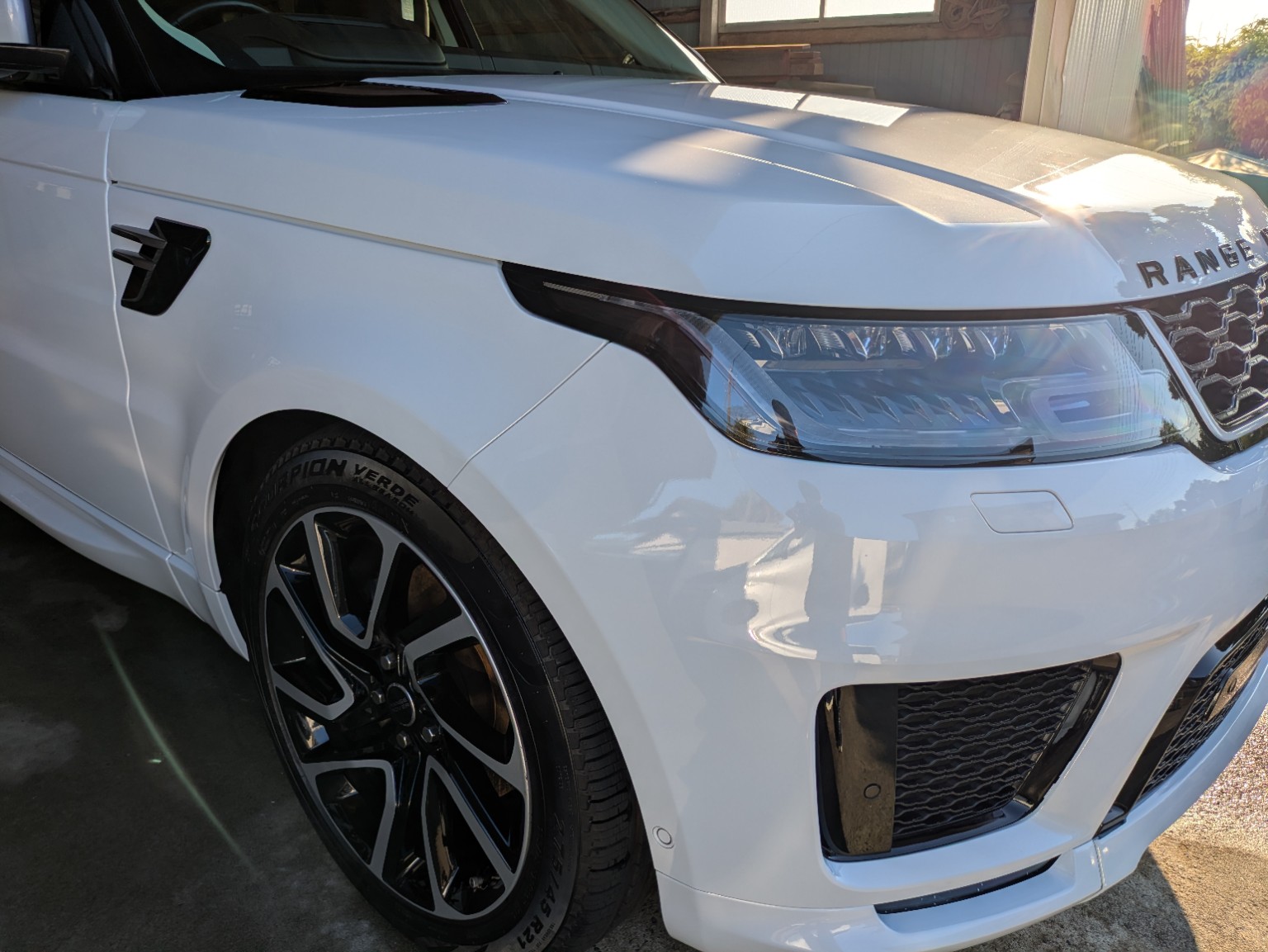 フルディテール施工後の白いレンジローバースポーツ